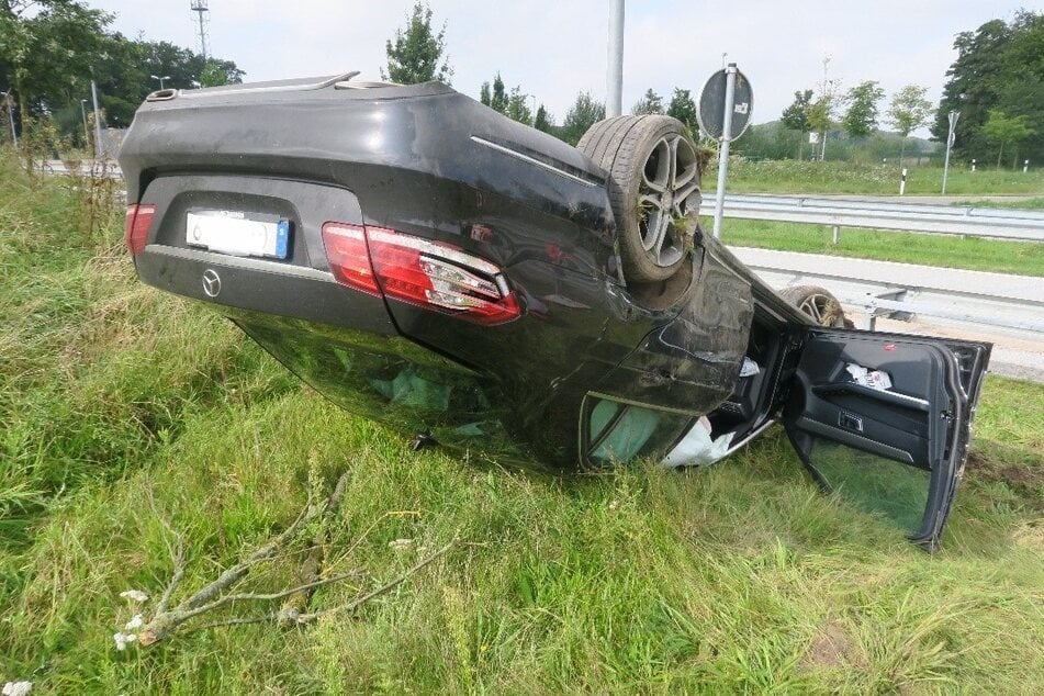 Der verunfallte Mercedes liegt auf dem Dach. Der 40-jährige Unfallverursacher und sein 62-jähriger Beifahrer wurden schwer verletzt.