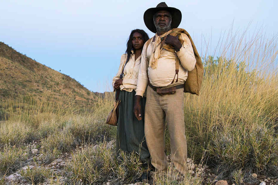Sam Kelly (r., Hamilton Morris) und seine Frau Lizzie (l., Natassia Gorey Furber) fliehen vor ihren Verfolgern tief ins australische Outback.