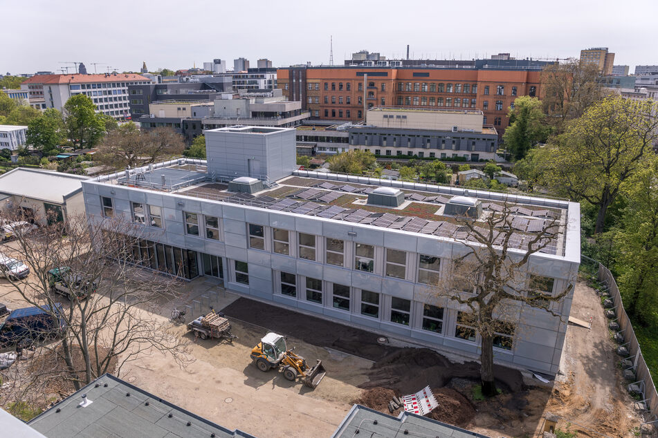 Der Neubau mit fast 900 Quadratmetern Nutzfläche liegt direkt am historischen Standort Alte Sternwarte.