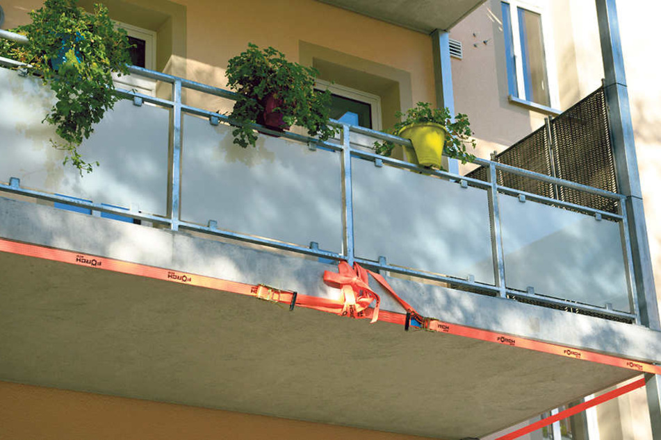 Absturzgefahr: Miriam Hambel (54) darf ihren Balkon nicht mehr betreten.