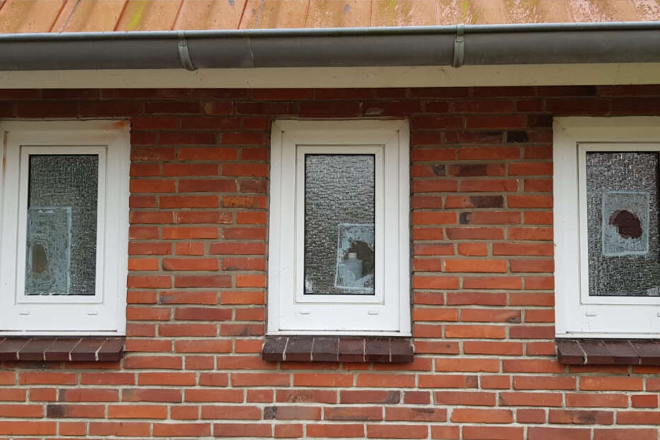 Mehrere Scheiben des Polizeireviers wurden eingeworfen.
