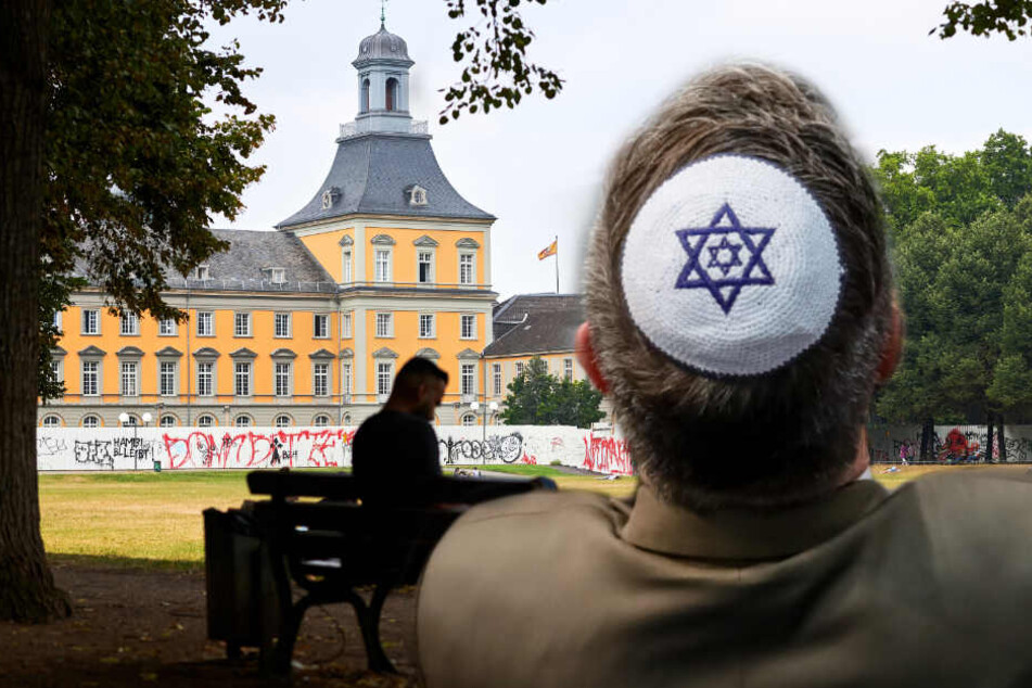 Im Bonner Hofgarten wurde ein israelischer Hochschulprofessor aus den USA von einem jungen Deutschen mit palästinensischen Wurzeln attackiert.