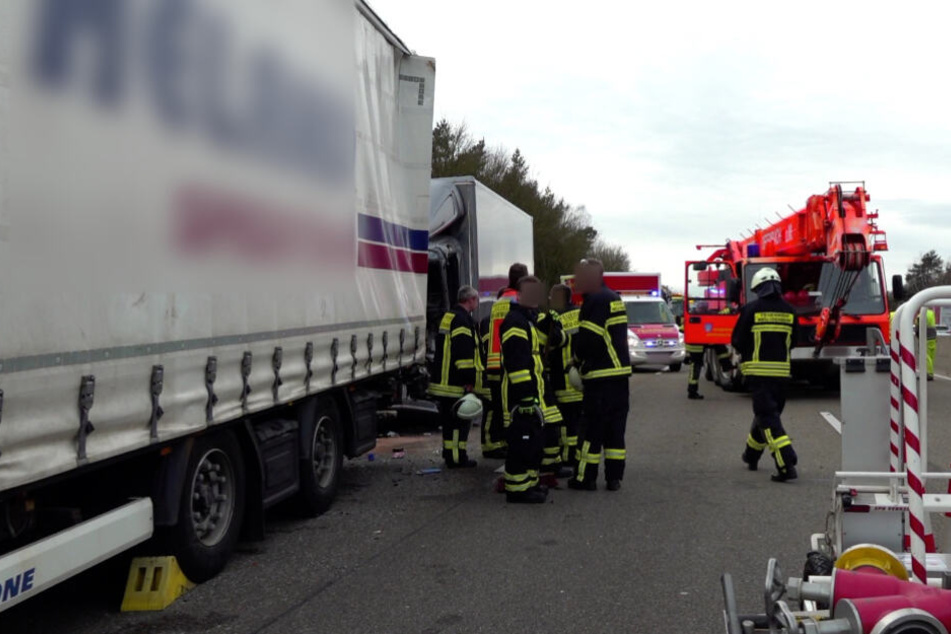 Einsatzkräfte stehen am Unfallort.