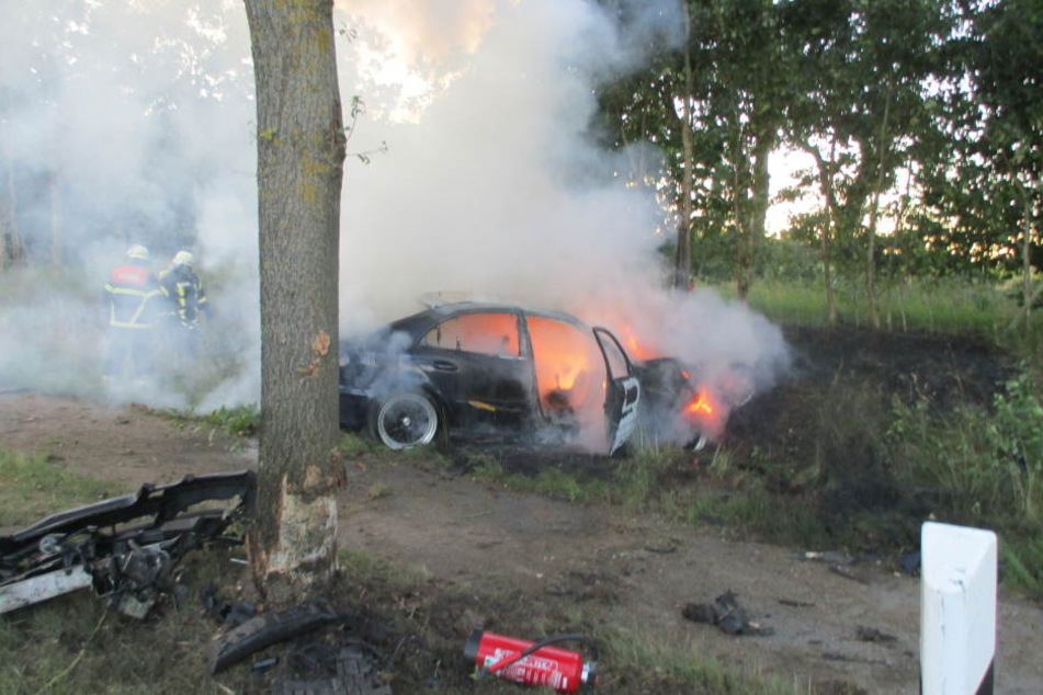 Der Mercedes des 30-Jährigen fing nach dem Unfall Feuer.