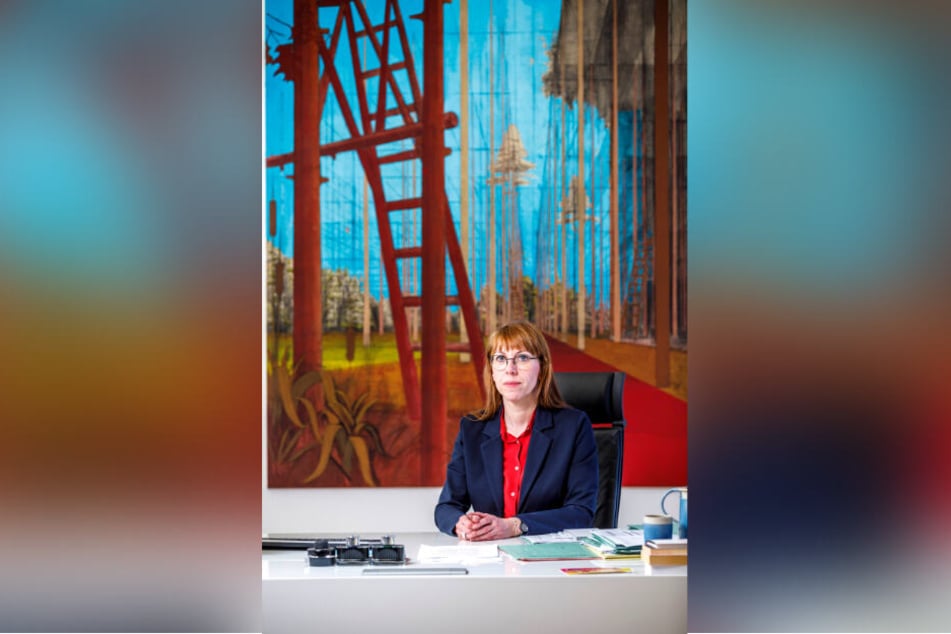 Ministerin Katja Meier (40, Grüne) am Schreibtisch. Vor ihr zum echten Gebrauch: Tintenfässchen!