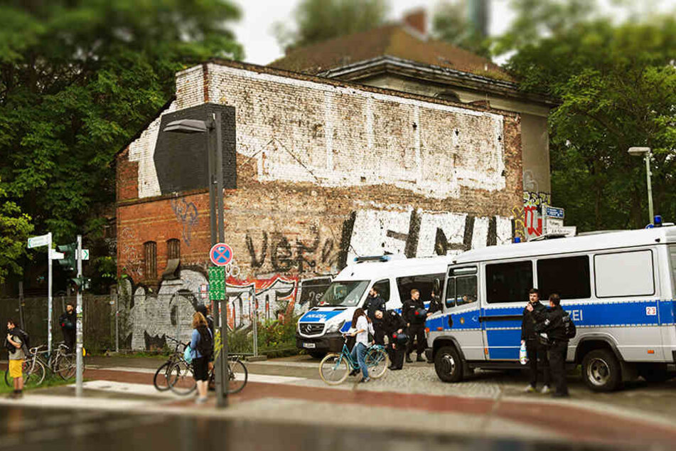 Zur Sicherheit des Gerichtsvollziehers waren rund 200 Polizeibeamte einschließlich Spezialkräfte vor Ort.