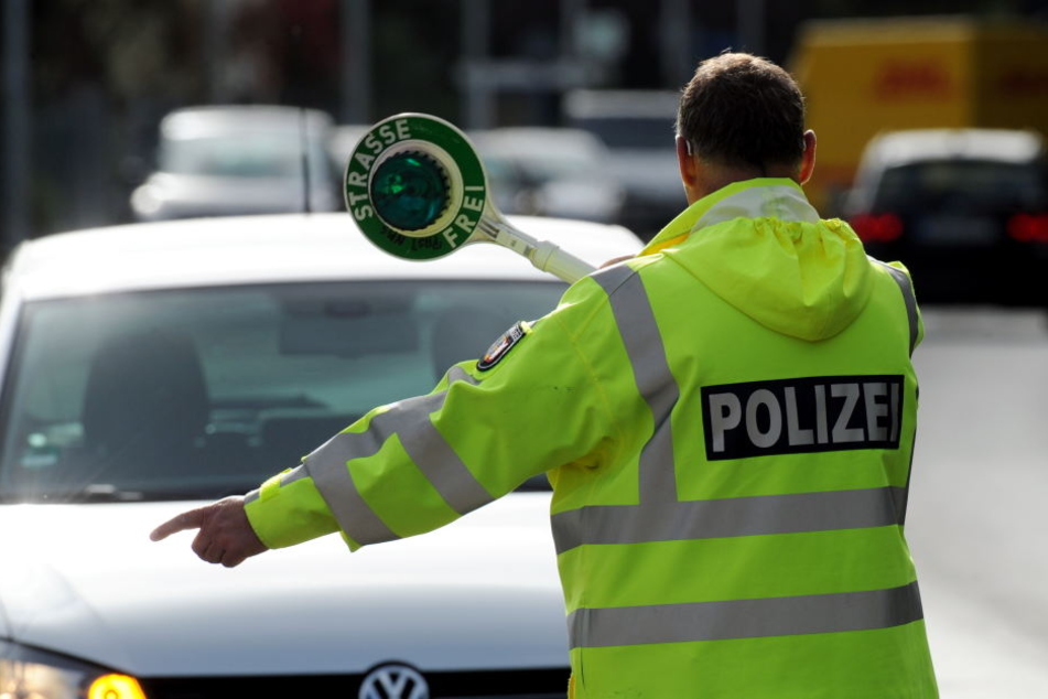 Weil der 56-Jährige Autofahrer vor einer mobilen Radarkontrolle warnte, wollte ihn eine Polizeistreife zur Rede stellen. (Symbolbild)