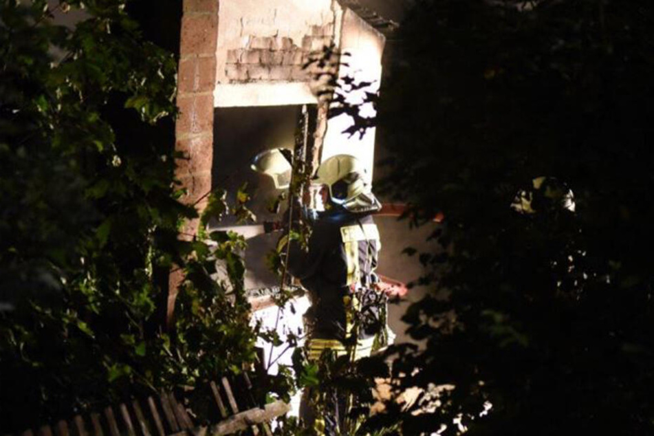 Indes bekämpften die Feuerwehrleute den Brand.