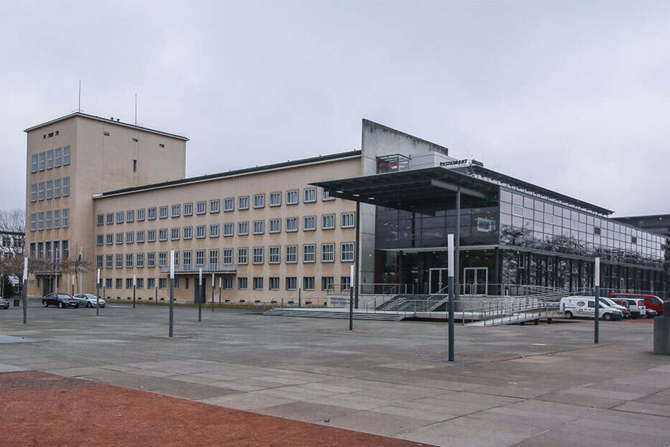Zentrum für politische Schönheit warnt mit Panzer vor der AfD