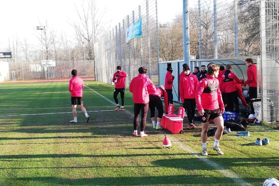 Tolga Cigerci (33, h.l.) dribbelte beim vorletzten Cottbus-Training 2025 in orange-schwarzen Tretern auf. (Archivfoto)