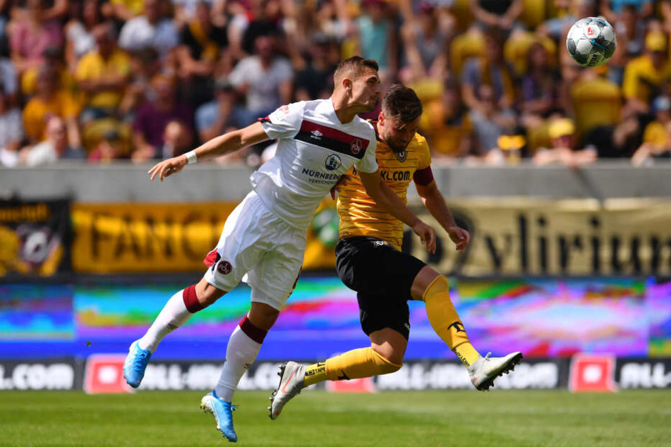 Hier trifft Dovedan zum 1:0 für Nürnberg. Niklas Kreuzer kann das nicht mehr verhindern.