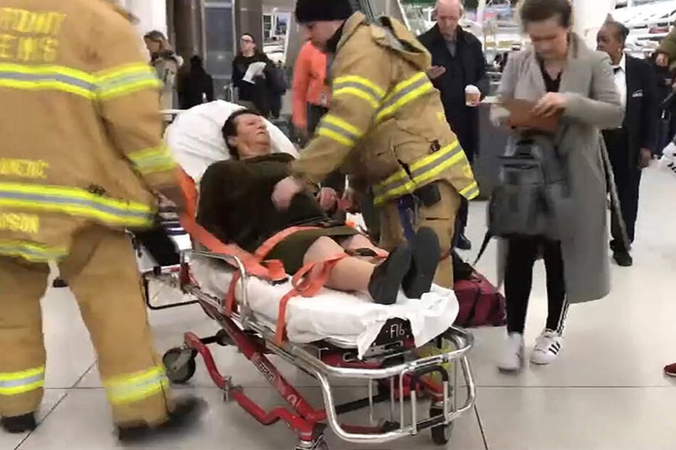 Das Videostandbild zeigt Rettungskräfte im Einsatz auf dem John F. Kennedy International Airport beim Betreuen eines verletzten Passagieres.