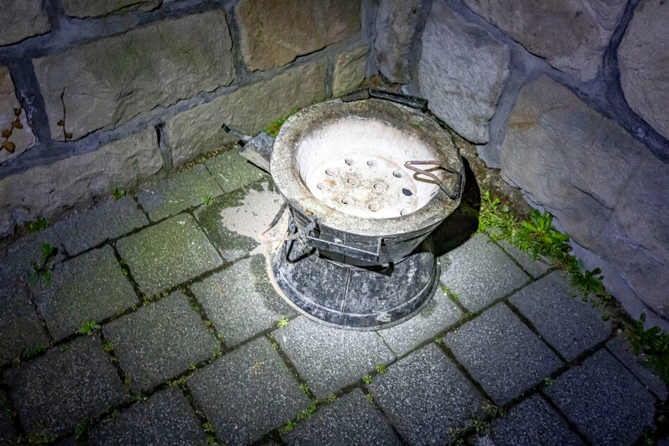 Diesen Holzkohlengrill hatte der Familienvater im Wohnzimmer angezündet.