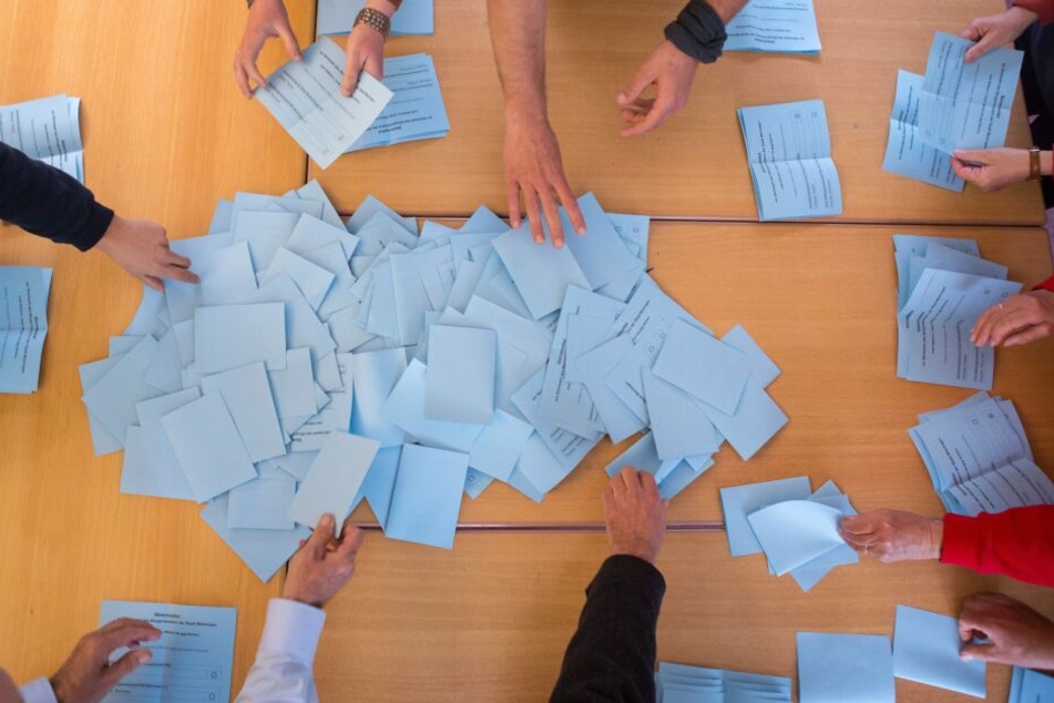Nach Schließung der Wahllokale um 18 Uhr erfolgt die öffentliche Stimmenauszählung.