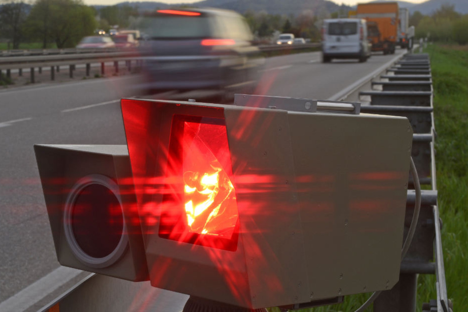 In Stuttgart brachten mobile und feste Blitzer über elf Millionen Euro ein, in Karlsruhe etwa sechs Millionen. (Symbolbild)