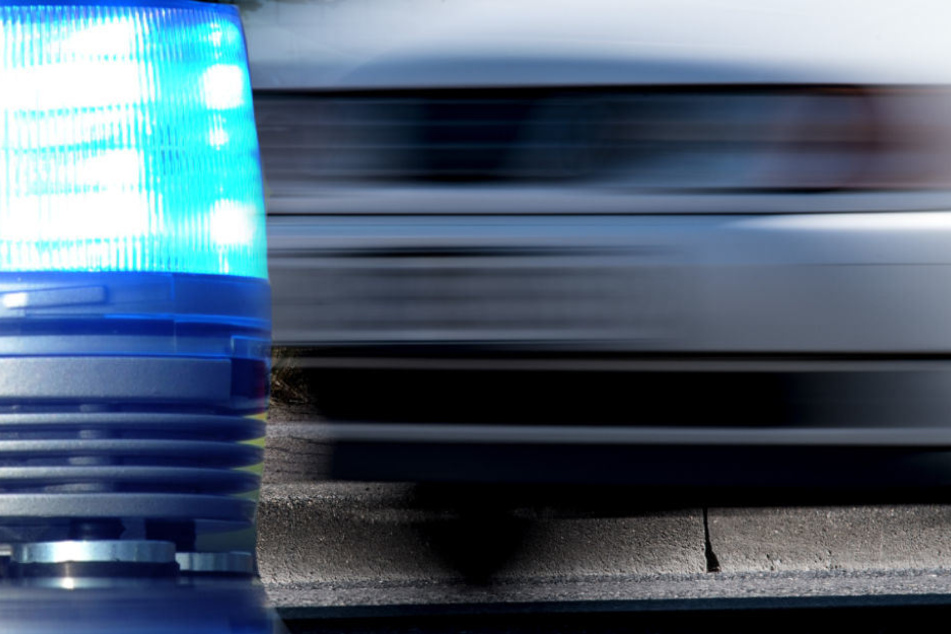 Die Polizei musste den Mann nach einer Verfolgungsjagd stoppen. (Symbolbild)