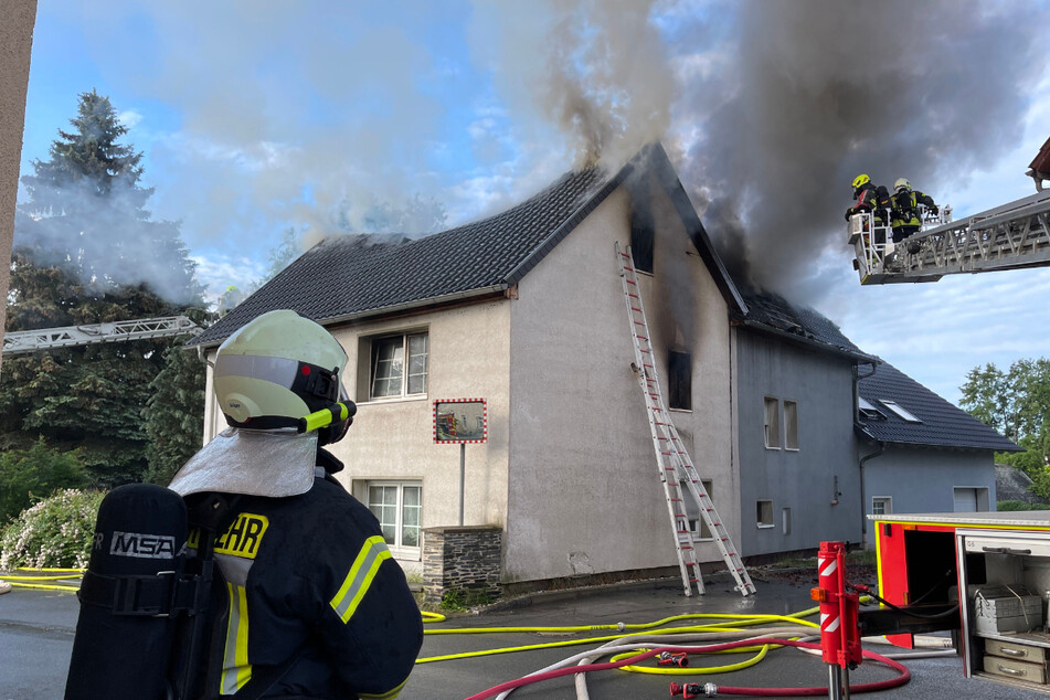 Wohnhaus in Mittelpöllnitz brennt komplett aus: Polizei geht von enormen Schaden aus