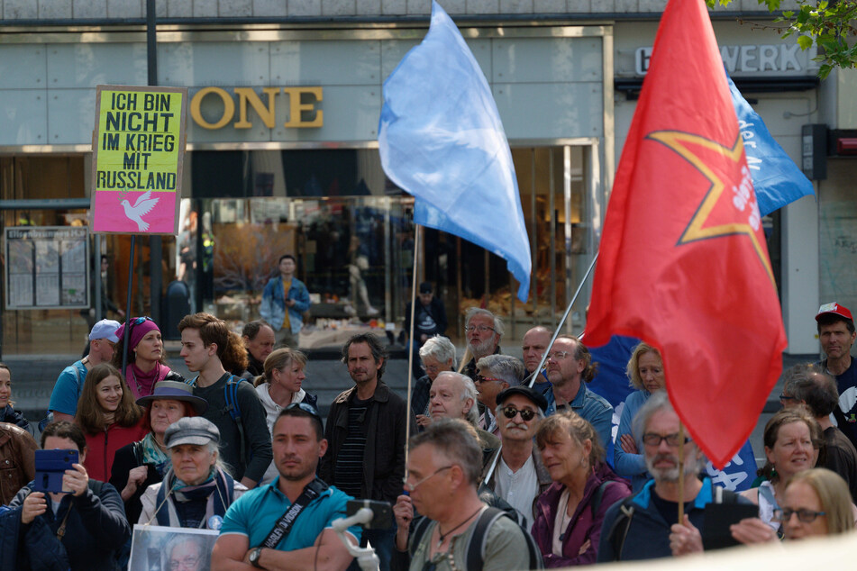 Mehrere hundert Menschen nehmen an einer Demonstration des Bündnis für Einheit und Frieden in Europa vor der Verleihung des Internationalen Karlspreises an Selenskyj teil.