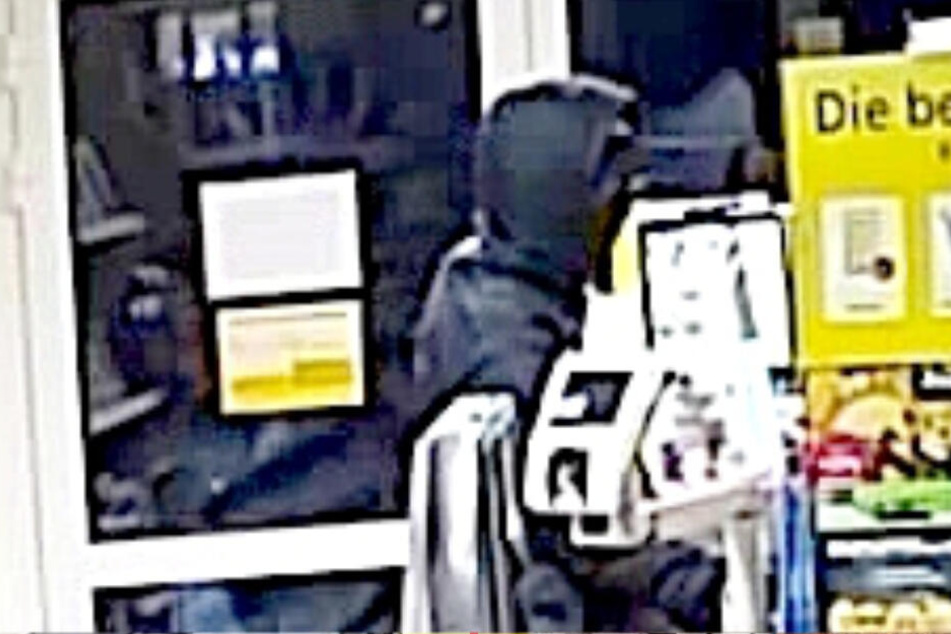 Der Täter betrat das Geschäft und bedrohte die Angestellte.