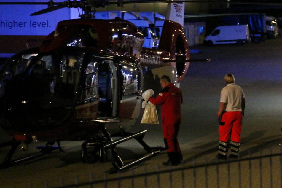 In einer Plastiktüte wird der abgerissene Fuß in den Helikopter gebracht.