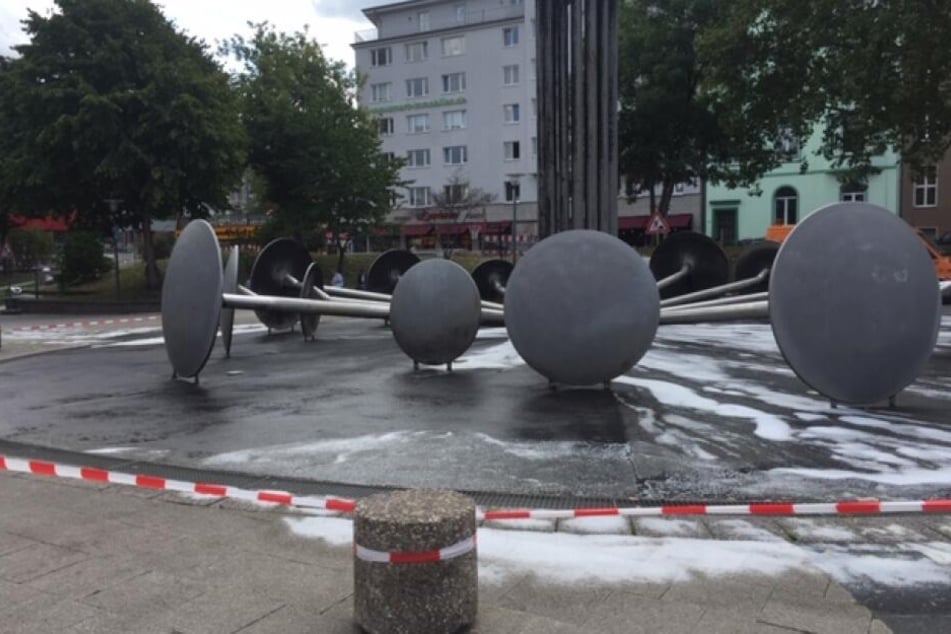 Der Brunnen am Ebertplatz war am Montag voller Schaum.