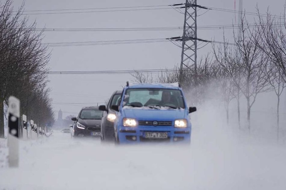 Auf den Straßen kommt es immer wieder zu Schneeverwehungen.