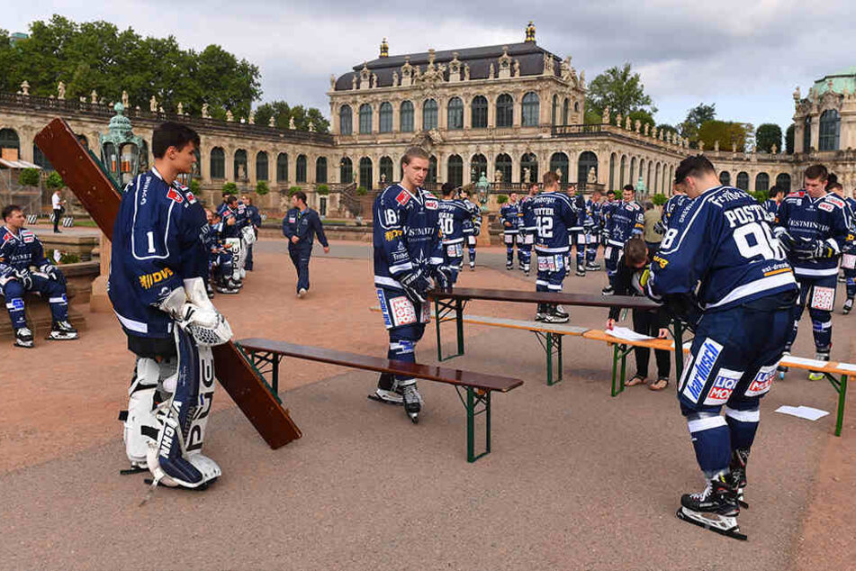In fast kompletter Ausrüstung (fehlte nur der Helm) bauten die Eislöwen am Mittwoch im Zwinger die Bänke fürs Mannschaftsfoto auf.
