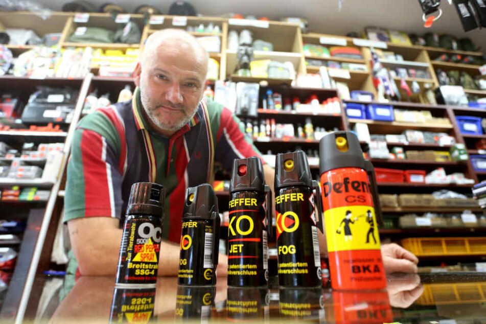 Der Chemnitzer Händler Tobias Schneider (54) hat bereits 20 Sorten Pfefferspray im Sortiment.