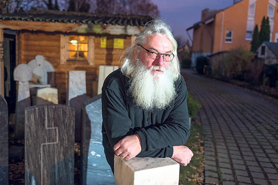 Steinmetz Andreas Hempel
(58) graviert neuerdings
auch Snowboards
oder Fußbälle in die
Grabsteine. Kirchliche
Symbole oder Psalme
werden aber kaum mehr
gewünscht.