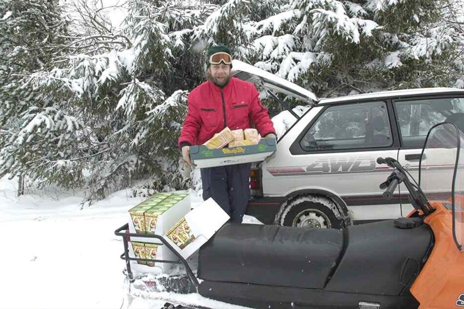 Frank Nowosak im Februar 2003 auf dem Motorschlitten im Winterwald in Altenberg, beim Holen von Vorräten.
