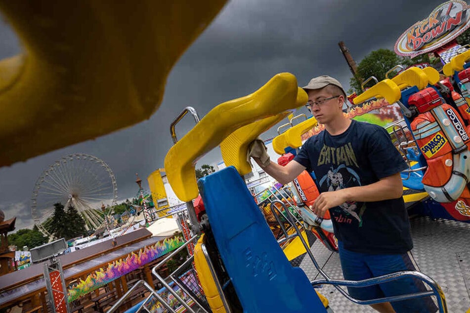 Typisches Kät-Regenwetter ist für dieses Jahr nicht angesagt - David (18) befreite gestern noch schnell das "Kick Down" von den letzten Regentropfen.