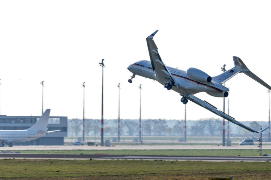 Der Flieger war nach einer Funktionsstörung kurz nach dem Start umgekehrt und mit großen Problemen auf dem Flughafen Schönefeld gelandet.