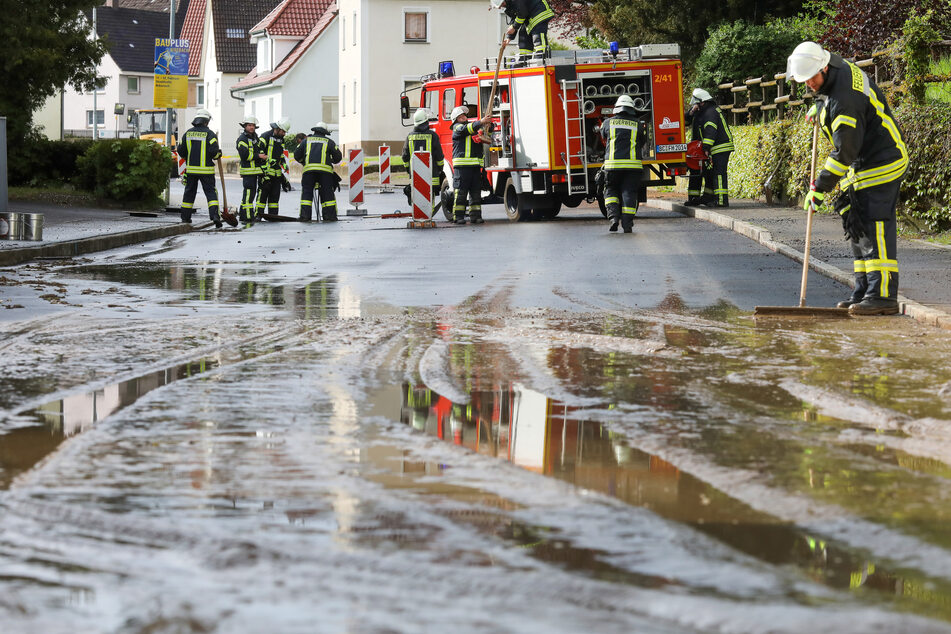 Kräfte der Feuerwehr sind in Hailtingen im Einsatz. Sie mussten unter anderem diese überflutete und verschmutzte Straße reinigen.