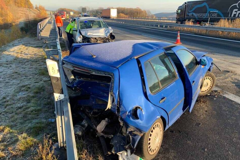 Der VW wurde durch den Seat auf einen Transporter geschoben, danach krachte er in die Leitplanke.
