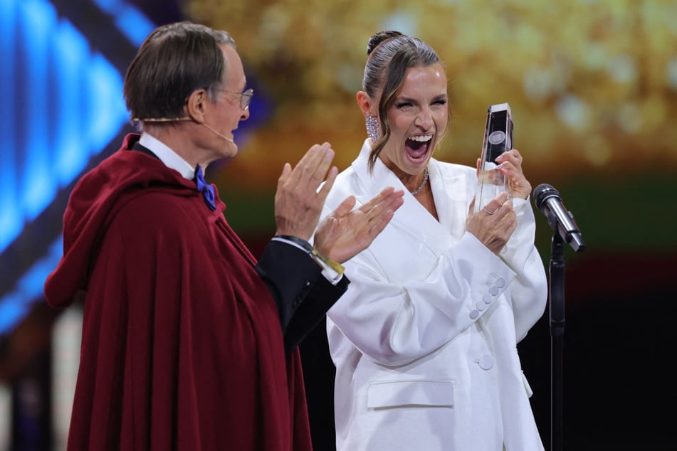 Der in Kutte gekleidete Karl Lauterbach (63) übergab den Award an Laura Wontorra (37).