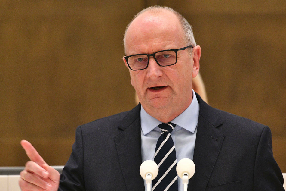 Aufgrund der rasanten Steigerung der Corona-Infektionszahlen schließt Brandenburgs Ministerpräsident Dietmar Woidke (60, SPD) weitergehende Beschränkungen nicht aus.