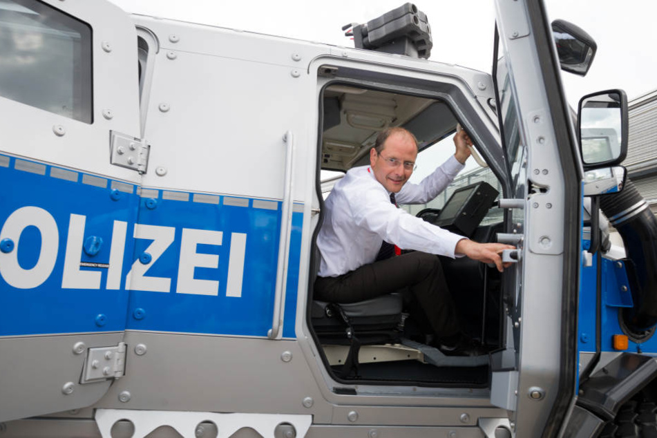 Die Fahrzeuge werden aus dem 15 Millionen Euro schweren Anti-Terror-Paket des Freistaates Sachsen finanziert.