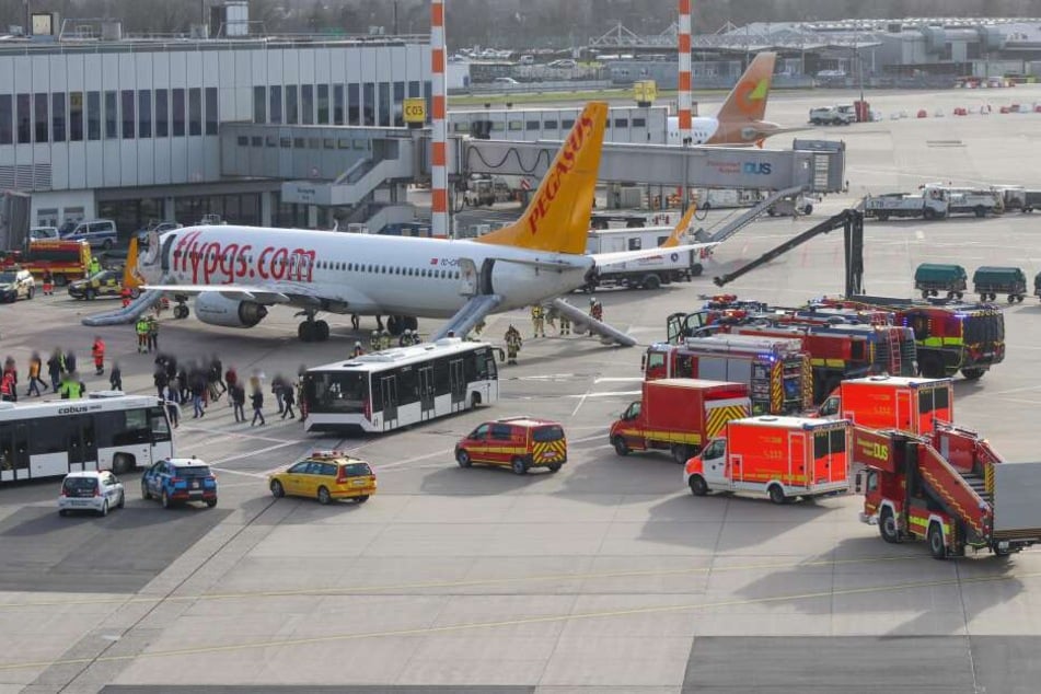 Nach dem vermeintlichen Feueralarm war das Flugzeug evakuiert worden.