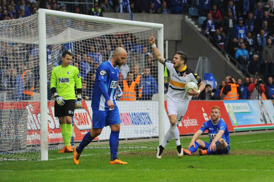 Pascal Testroet (2.v.r.) jubelt! Soeben hat er das 1:2-Anschlusstor für Dresden in Magdeburg geschossen. Die Partie am 16. April 2016 endete 2:2 - Dynamo stieg dadurch in die 2. Liga auf. Aue folgte drei Wochen später nach.