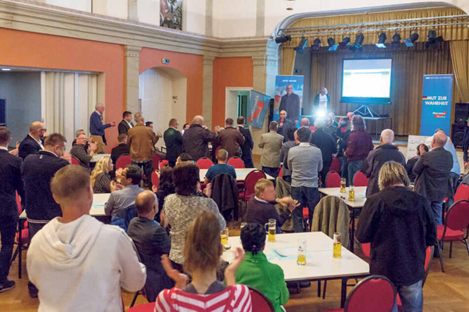 Jubel bei der AfD-Wahlparty in Dresden. Dort wurde
etwas vorschnell der angebliche Sieg von Direktkandidat Jens Maier verkündet.
Später wendete sich das Blatt.