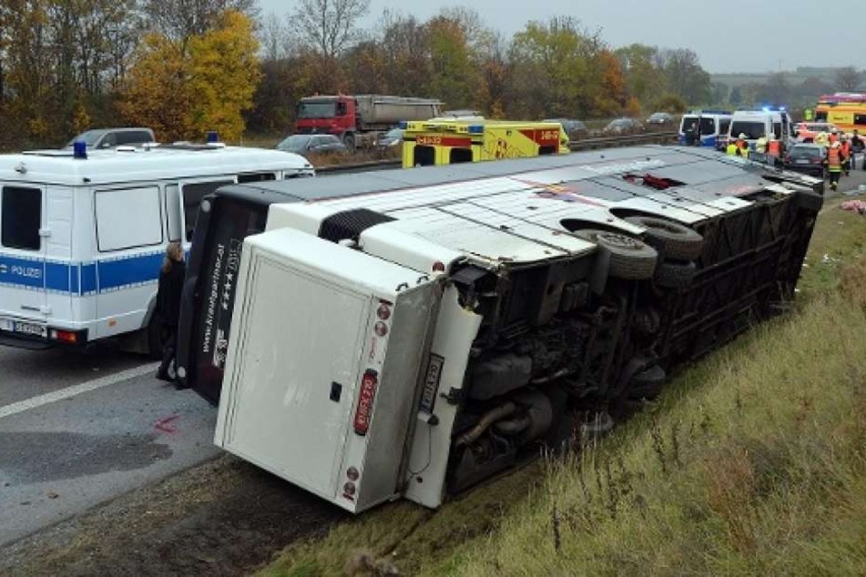 Der Bus kippte bei dem Unfall um. 25 Menschen wurden verletzt. (Symbolbild)