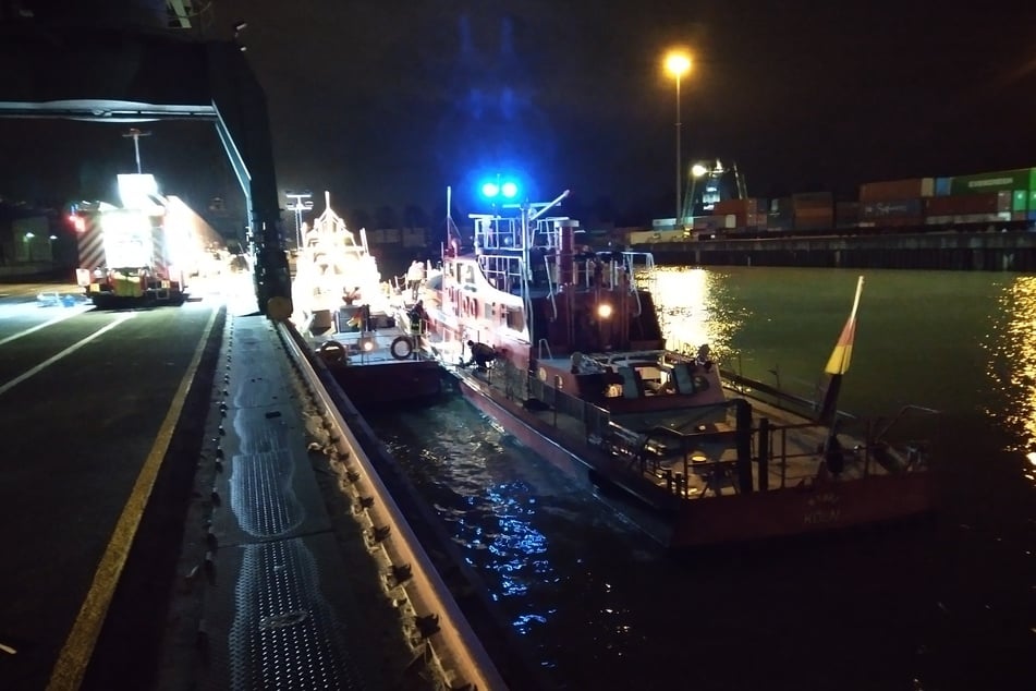 Die Feuerwehr half mit einem Löschboot. So wurde das eingedrungene Wasser im Schiff abgepumpt.