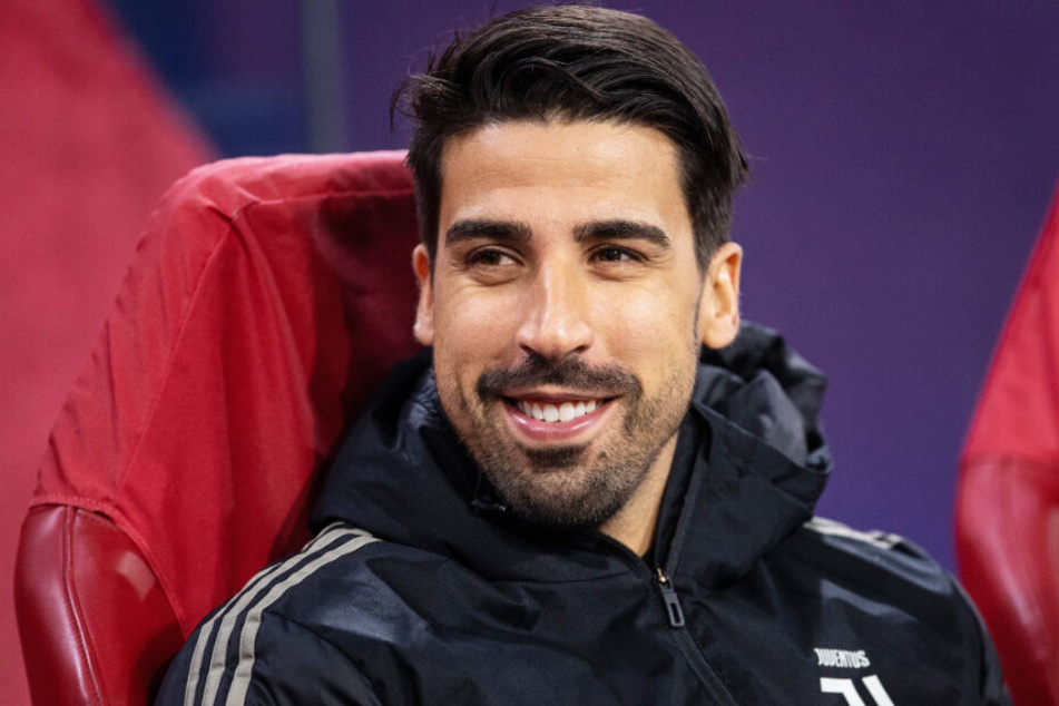 Sami Khedira sitzt vor einer Partie auf der Bank.