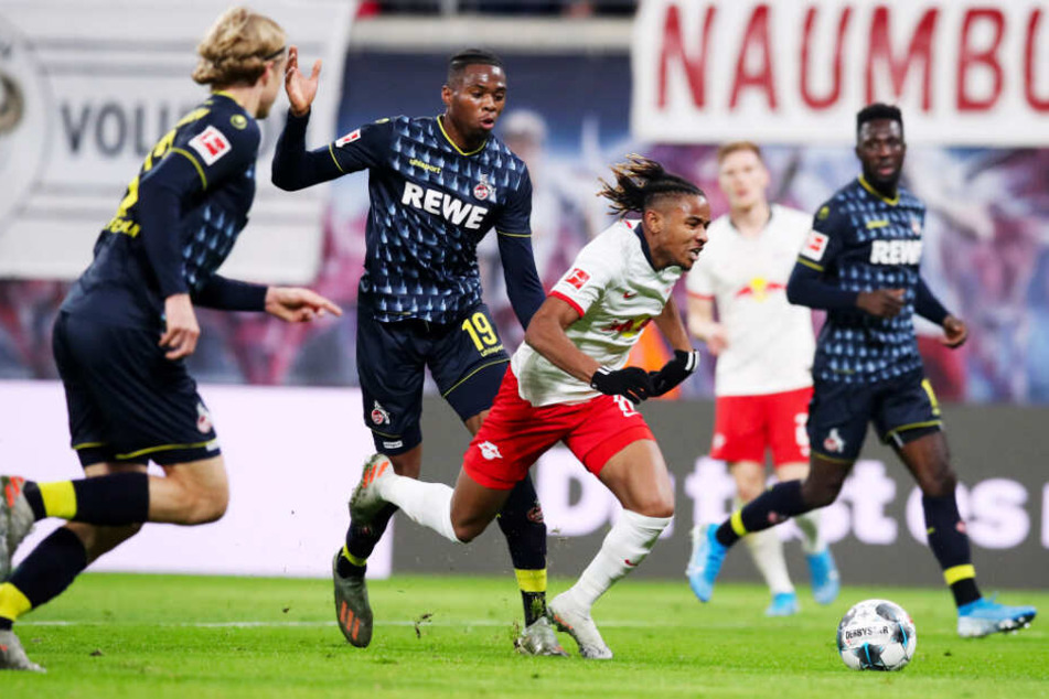 Diese Szene führte zum Elfmeter: Der Kölner Kingsley Ehizibue (Zweiter von links) foult den auffälligen RB-Angreifer Christopher Nkunku (Zweiter von rechts).