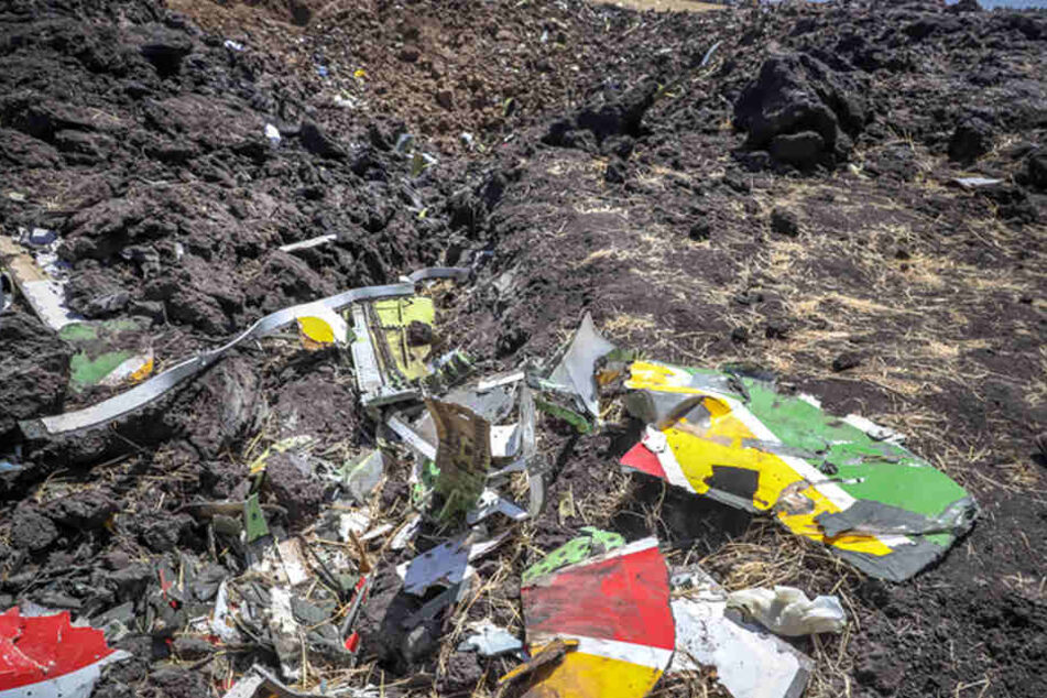 Trümmerteile des Flugzeug-Wracks nach dem Absturz der Boeing 737-8.