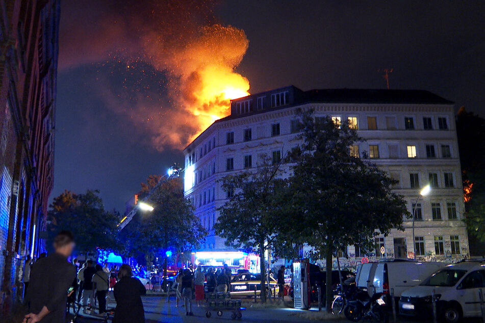 Flammen schlagen aus einem Haus im Schanzenviertel.