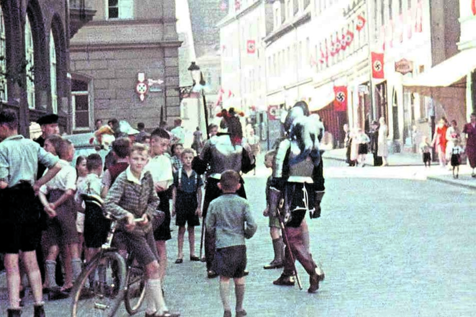 Eine der privat gefilmten Szenen: Moment des Alltags in einer Stadt zur Nazizeit.