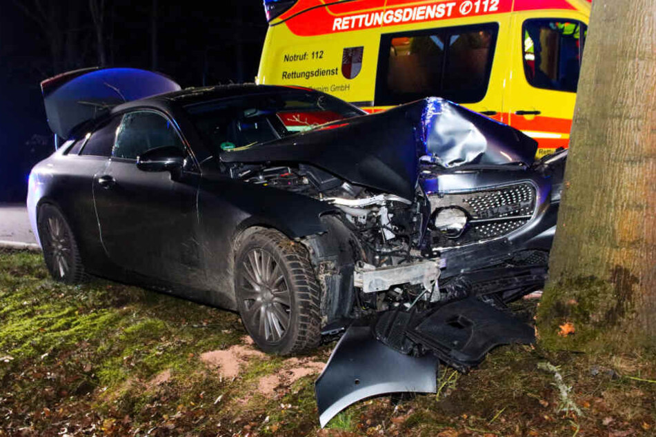 Der Fahrer soll schwer verletzt ins Krankenhaus gebracht worden.