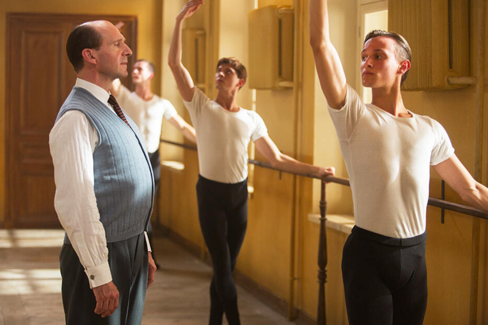 Alexander Puschkin (l., Ralph Fiennes) ist für Rudolf Nurejew (Zweiter von rechts, Oleg Ivenko) eine ganz wichtige Bezugsperson.