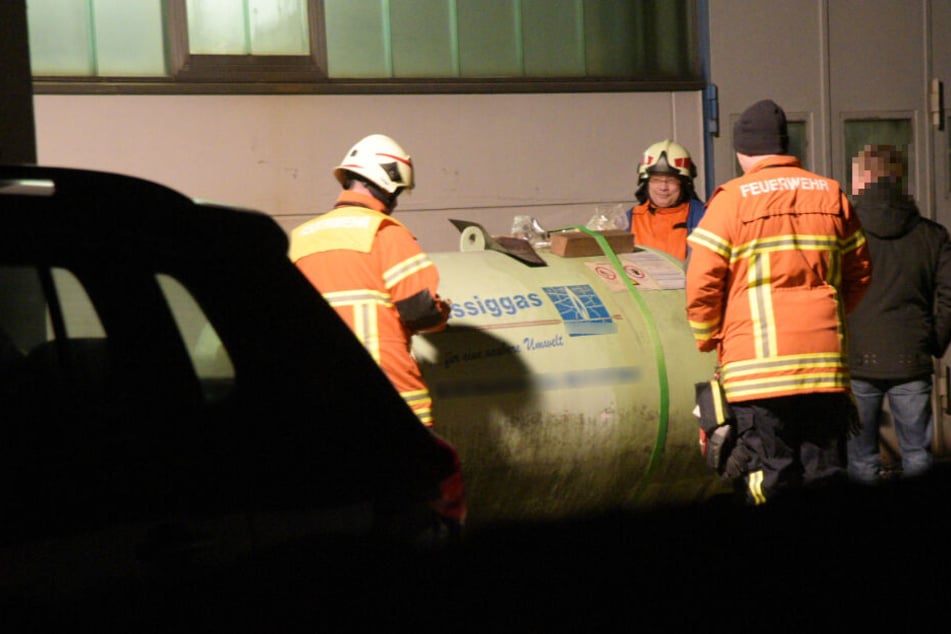 Feuerwehrleute am beschädigten Gasbehälter.